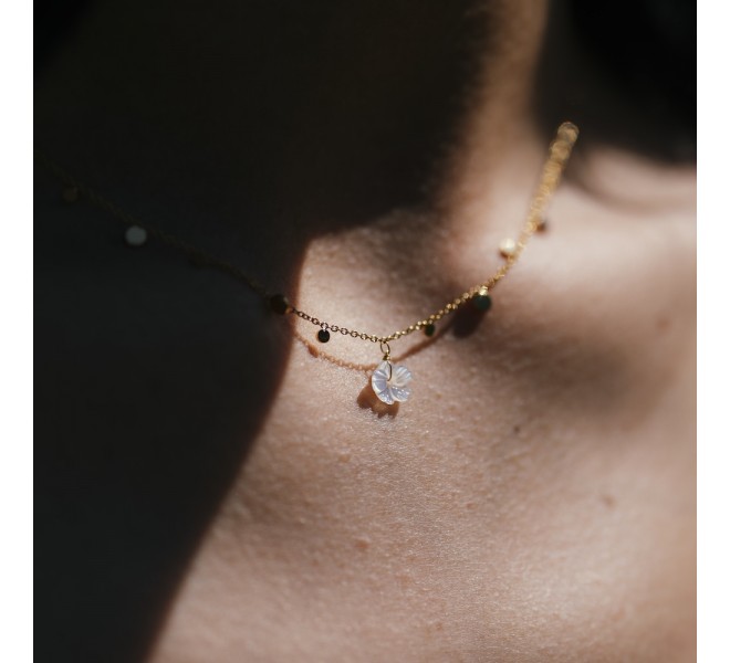 COLLIER FLEUR ET NACRE